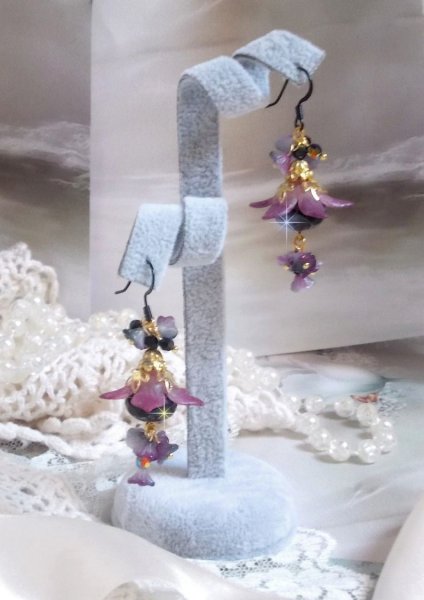 BO Funky Black skabt med h&aring;ndmalede Lucite blomster i lilla, krystaller, glasperler og diverse guld og sort tilbeh&oslash;r