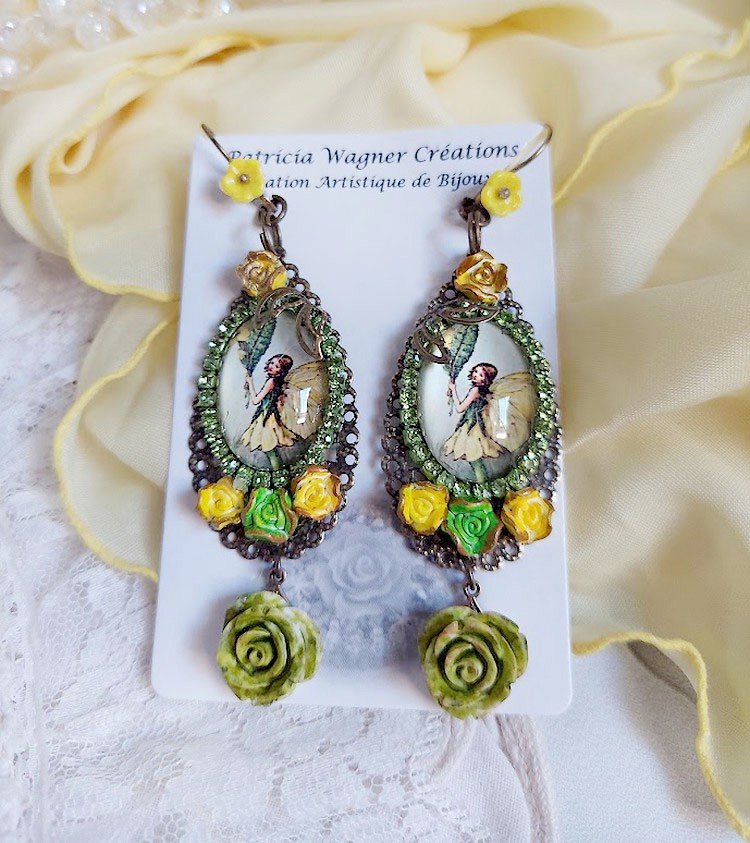 BO F&eacute;e papillon mont&eacute;es avec cabochons ovales verres, strass, fleurs polym&egrave;res et dormeuses en laiton