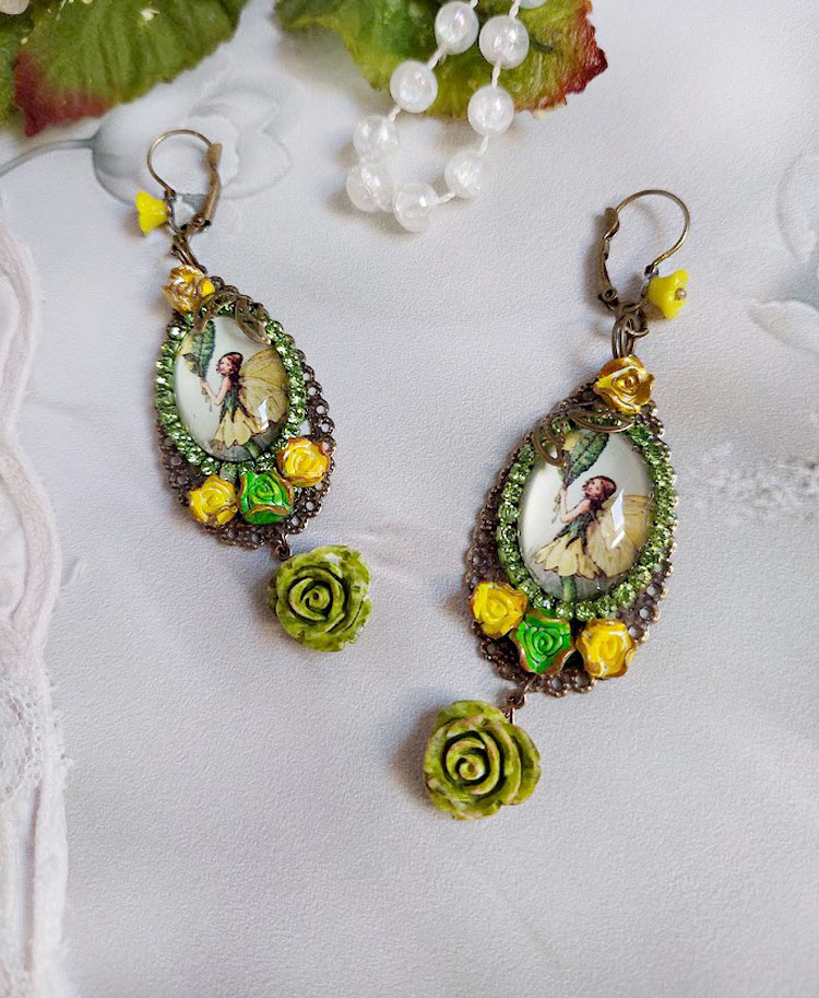 BO F&eacute;e papillon mont&eacute;es avec cabochons ovales verres, strass, fleurs polym&egrave;res et dormeuses en laiton