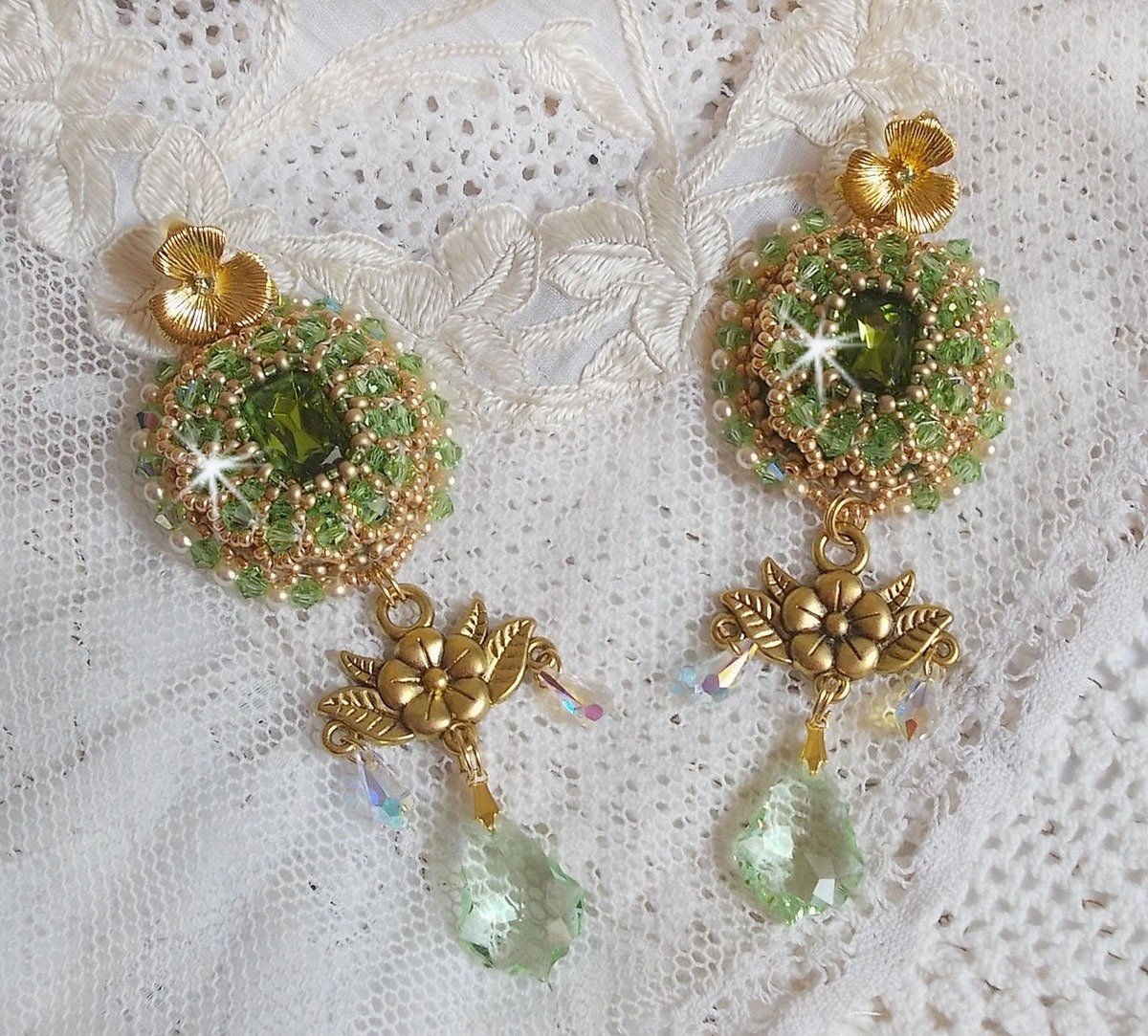 BO Garden Party broderet med vintage grønne cabochons, Swarovski krystaller, perleperler og Miyuki frøperler