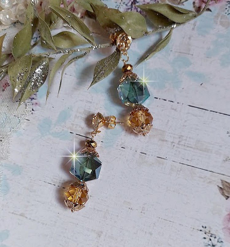 BO Glamour Scintillant montées avec cabochons en Cristal à laquelle s’ajoute des perles cubes octogonaux de couleur Cristal électrolytique facettées Arc en Ciel et Vert de mer avec des grosses perles