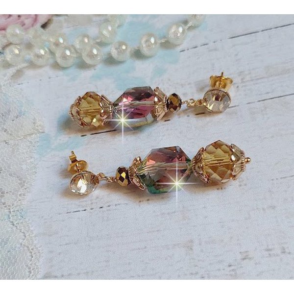 BO Glamour Scintillant montées avec cabochons en Cristal à laquelle s’ajoute des perles cubes octogonaux de couleur Cristal électrolytique facettées Arc en Ciel et Vert de mer avec des grosses perles