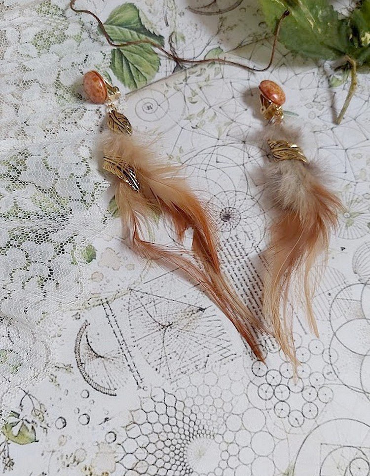 BO Grandes Plumes Ambre montées avec des plumes de Coq effet trois tons Beige, Marron et Blanc, breloques feuilles torsadées Viel Or en Métal, cabochons en Verre sur des clips d’oreill