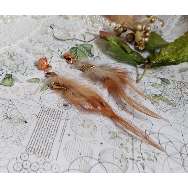 BO Grandes Plumes Ambre mont&eacute;es avec des plumes de Coq trois tons, breloques feuilles torsad&eacute;esl, cabochons en Verre et clips d&rsquo;oreilles en laiton