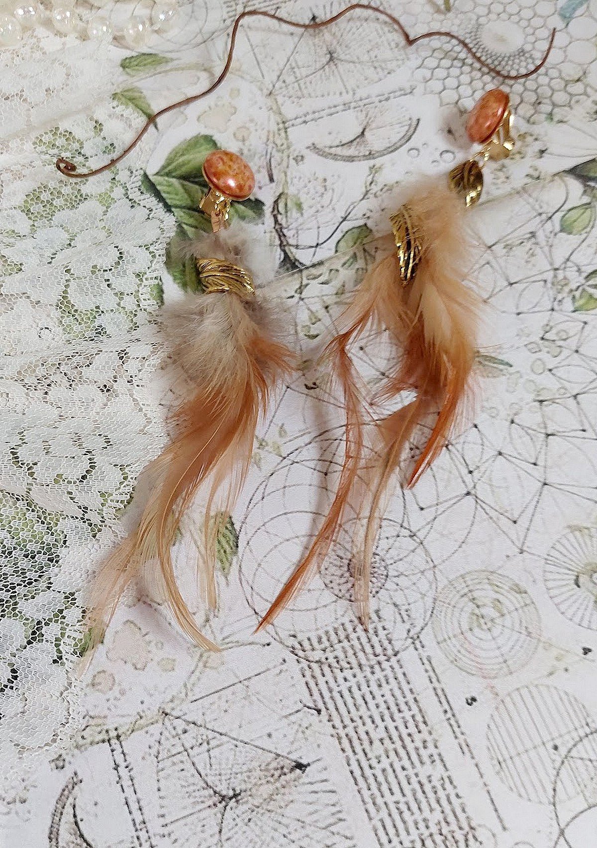 BO Grandes Plumes Ambre montées avec des plumes de Coq effet trois tons Beige, Marron et Blanc, breloques feuilles torsadées Viel Or en Métal, cabochons en Verre sur des clips d’oreill