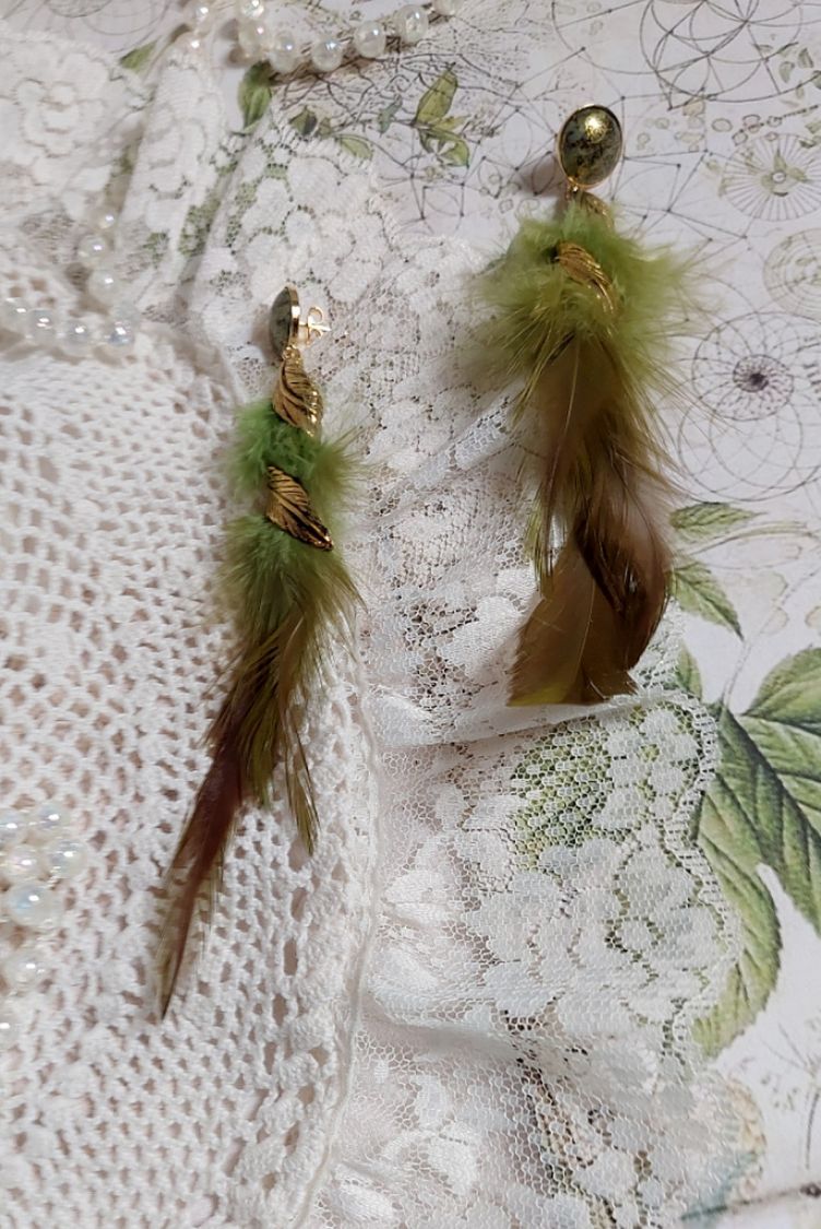 BO Grandes Plumes Vertes montées avec des plumes de Coq effet deux tons Vert et Marron, breloques feuilles torsadées Viel Or en Métal, cabochons en Verre sur des clous d’oreilles Dorés en Laiton