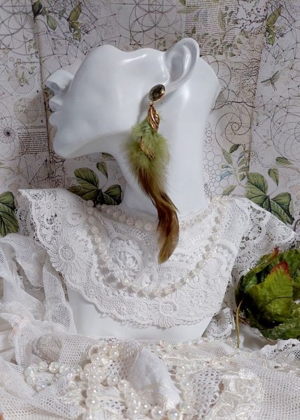 BO Grandes Plumes Vertes mont&eacute;es avec des plumes de Coq effet deux tons Vert et Marron, breloques feuilles torsad&eacute;es Viel Or en M&eacute;tal, cabochons en Verre sur des clous d&rsquo;oreilles Dor&eacute;s en Laiton