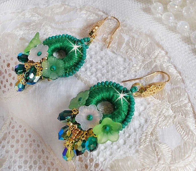 BO Green Iris broderet med smaragdgr&oslash;n DMC-bomuld og Swarovski-krystaldr&aring;ber