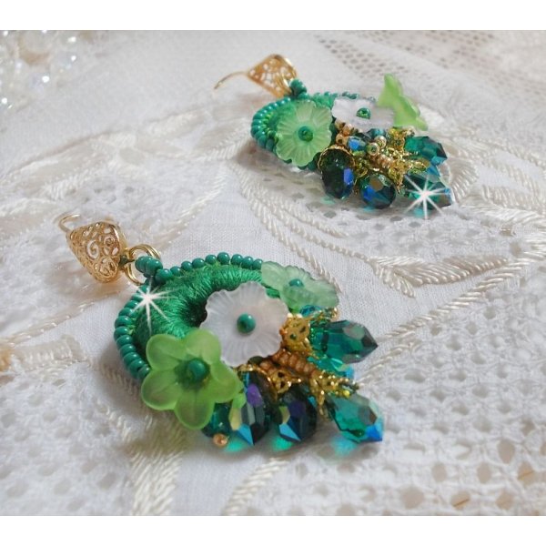 BO Green Iris broderet med smaragdgr&oslash;n DMC-bomuld og Swarovski-krystaldr&aring;ber