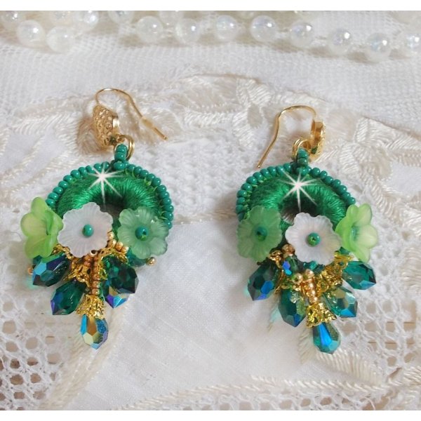 BO Green Iris broderet med smaragdgr&oslash;n DMC-bomuld og Swarovski-krystaldr&aring;ber