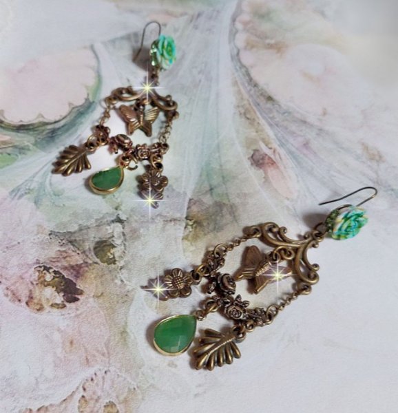 BO Green Palace skabt med krystaller, charms, stempler, pink resin cabochons og facetterede glas vedh&aelig;ng