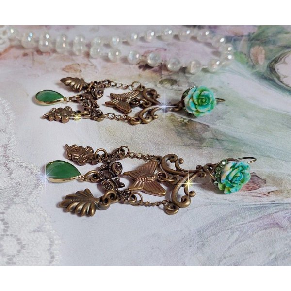 BO Green Palace skabt med krystaller, charms, stempler, pink resin cabochons og facetterede glas vedh&aelig;ng