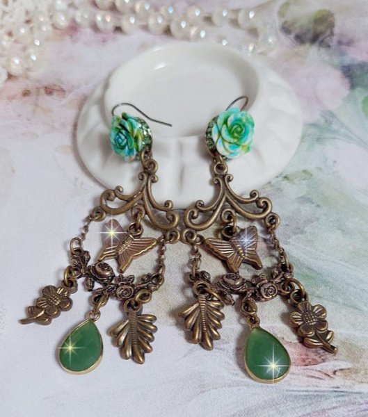 BO Green Palace skabt med krystaller, charms, stempler, pink resin cabochons og facetterede glas vedh&aelig;ng