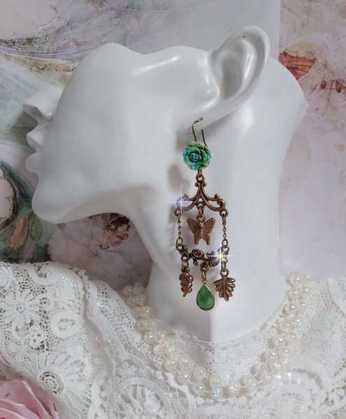 BO Green Palace skabt med krystaller, charms, stempler, pink resin cabochons og facetterede glas vedh&aelig;ng