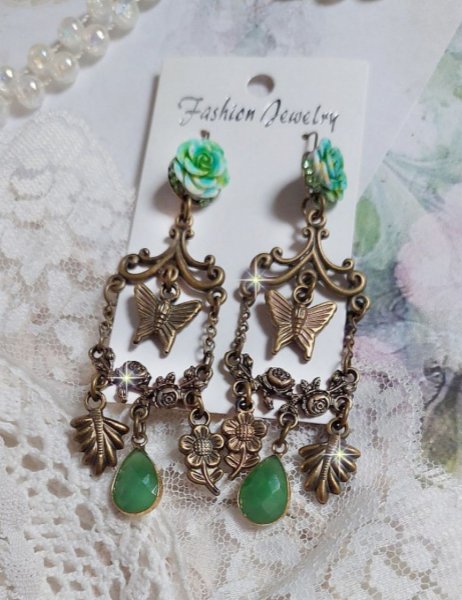 BO Green Palace skabt med krystaller, charms, stempler, pink resin cabochons og facetterede glas vedh&aelig;ng