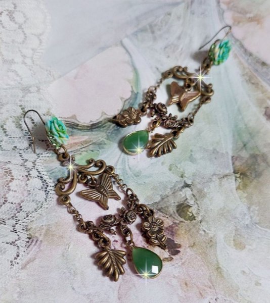 BO Green Palace skabt med krystaller, charms, stempler, pink resin cabochons og facetterede glas vedh&aelig;ng