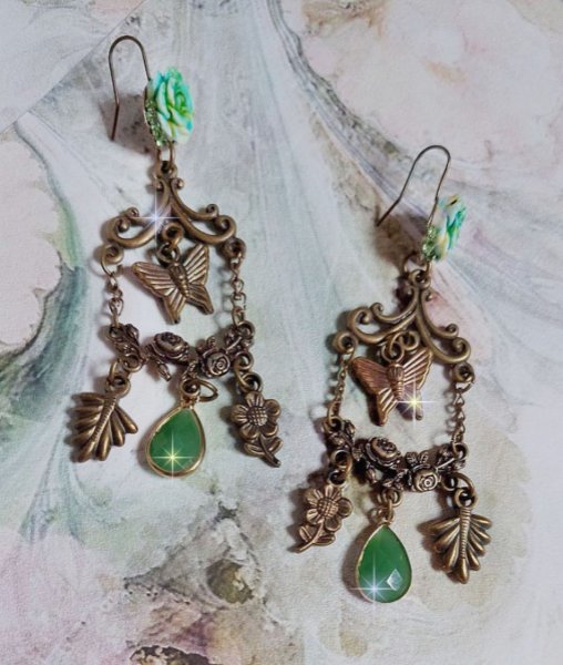 BO Green Palace skabt med krystaller, charms, stempler, pink resin cabochons og facetterede glas vedh&aelig;ng