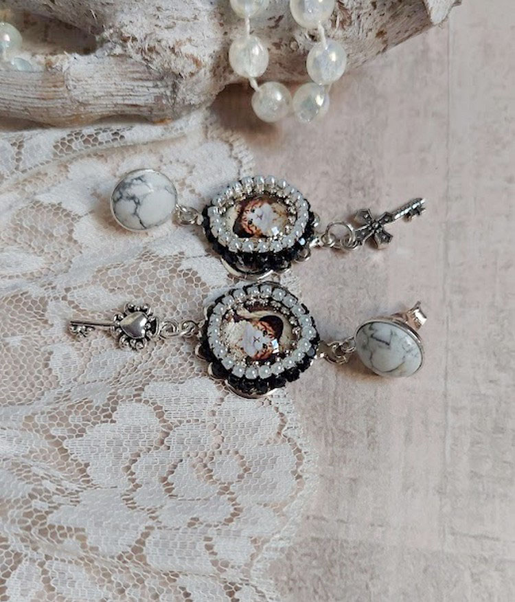 BO Grichou Steampunk avec cabochons verres, strass, howlite, breloques, estampes et clous d'oreilles