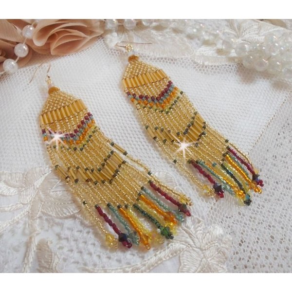 BO Happy Summer skabt med Miyuki Delica fr&oslash;perler, PureCrystal r&oslash;r og krystaller med 14 karat guldfyldte kroge