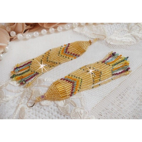 BO Happy Summer skabt med Miyuki Delica fr&oslash;perler, PureCrystal r&oslash;r og krystaller med 14 karat guldfyldte kroge