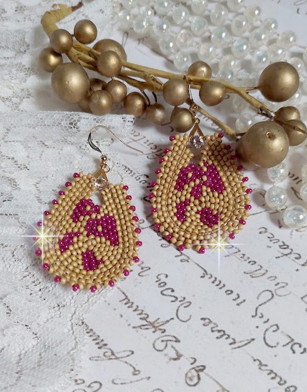 BO Holidays aux teintes colorées de Beige et Fuchsia inspirées des belles vacances. Montées avec des rocailles en Verre sur supports de boucles gouttes, cristaux et crochets Gold Filled 14 carats