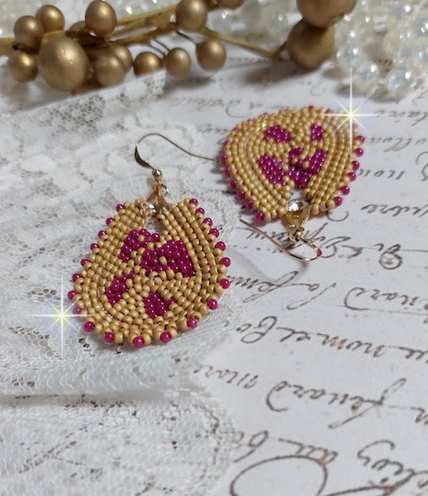 BO Holidays aux teintes colorées de Beige et Fuchsia inspirées des belles vacances. Montées avec des rocailles en Verre sur supports de boucles gouttes, cristaux et crochets Gold Filled 14 carats