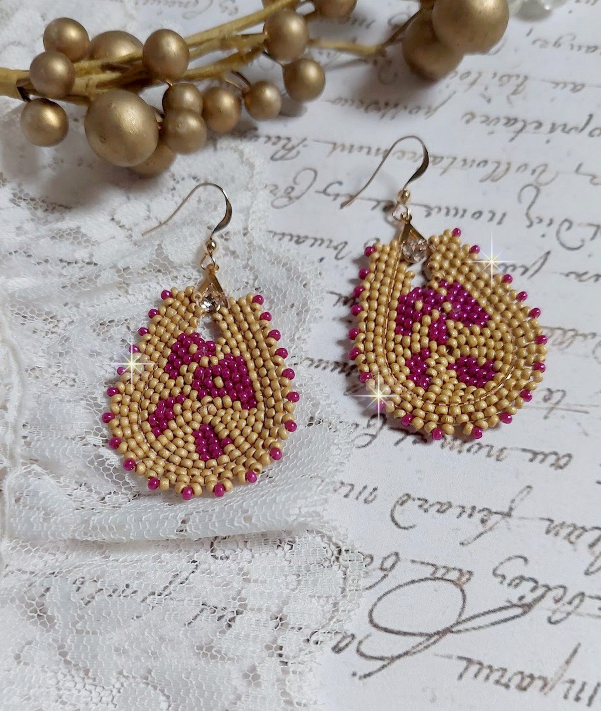 BO Holidays aux teintes colorées de Beige et Fuchsia inspirées des belles vacances. Montées avec des rocailles en Verre sur supports de boucles gouttes, cristaux et crochets Gold Filled 14 carats