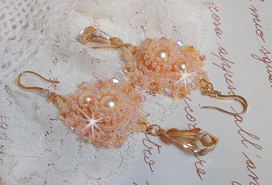 BO Idylle Beauty broderet med Swarovski-krystaller, forgyldte tilbeh&oslash;r og fr&oslash;perler