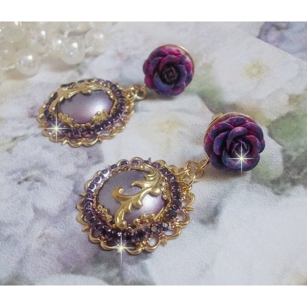 BO Illusions Merveilleuses cr&eacute;&eacute;es avec des cabochons mauve en verre, des entretoises dor&eacute;es et strass&eacute;es de couleur Am&eacute;thyste, estampes filigran&eacute;es, clous d'oreilles dor&eacute;es