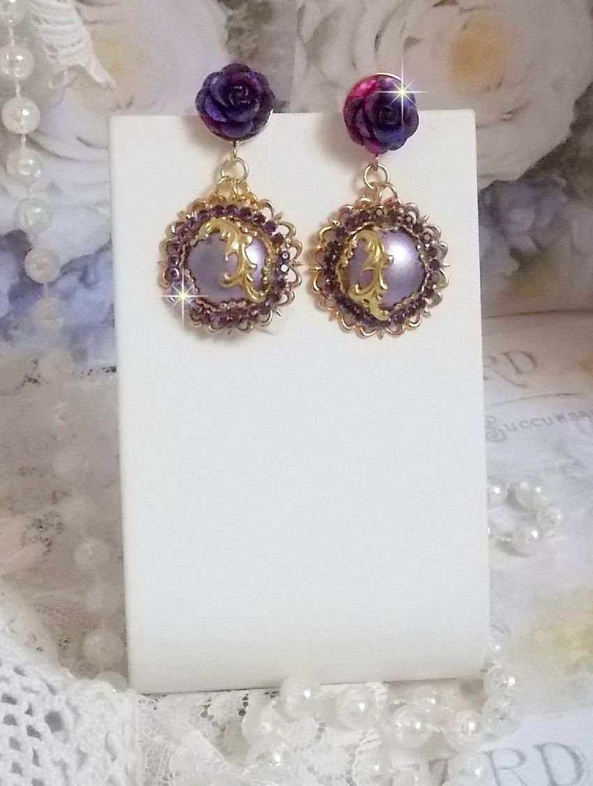 BO Illusions Merveilleuses créées avec des cabochons mauve en verre, des entretoises dorées et strassées de couleur Améthyste, estampes filigranées, clous d'oreilles dorées