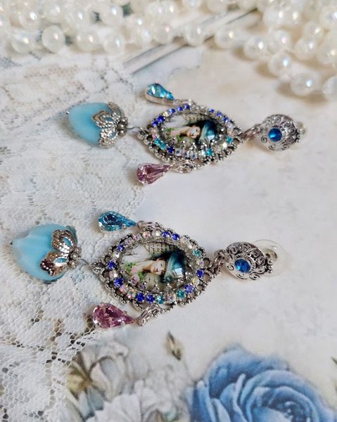 BO Infiniment Bleut&eacute; cr&eacute;&eacute;es avec cabochons verres, perles facett&eacute;es et perles Cristal Swarovski.