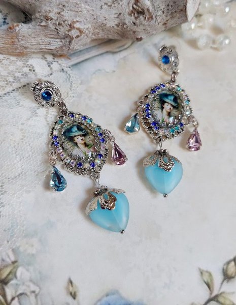 BO Infiniment Bleut&eacute; cr&eacute;&eacute;es avec cabochons verres, perles facett&eacute;es et perles Cristal Swarovski.