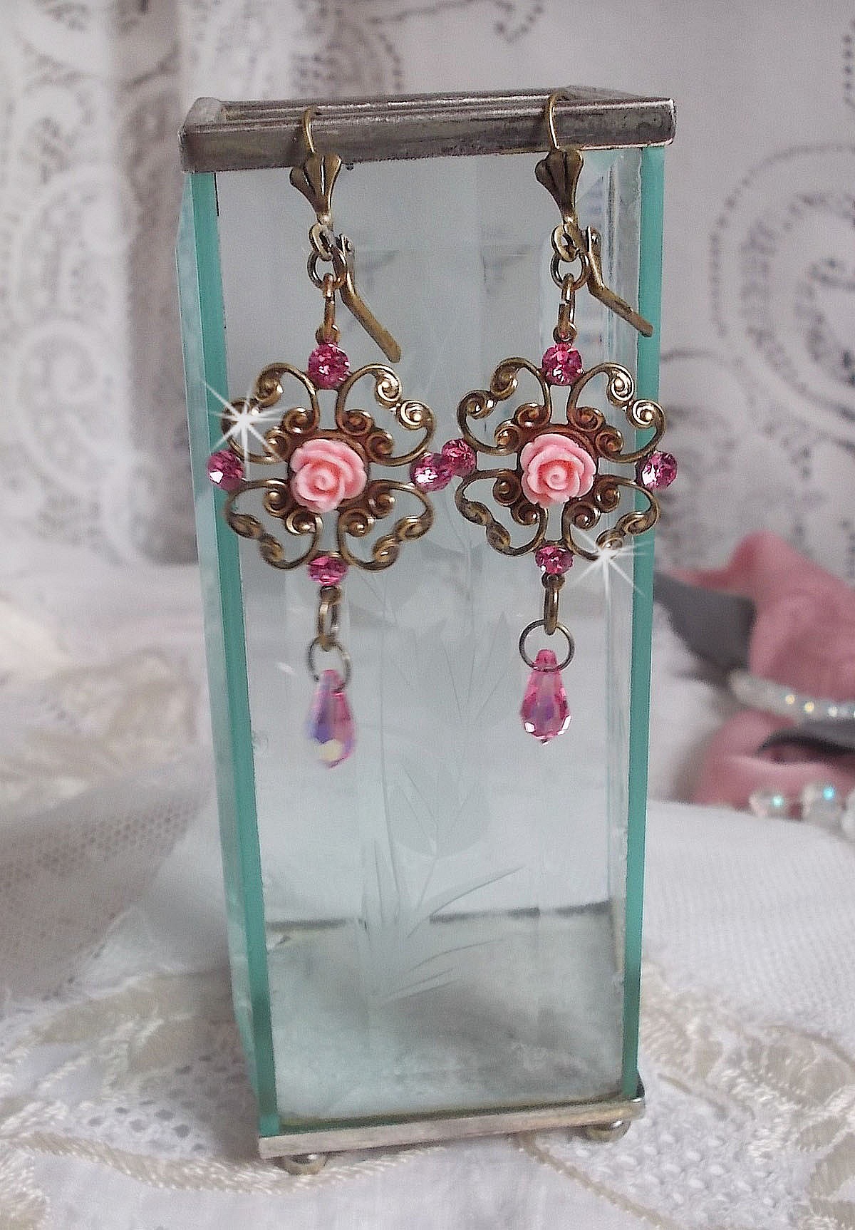 BO Irresistible Eden Collection med disse Swarovski-krystaller monteret p&aring; bronze lysestager