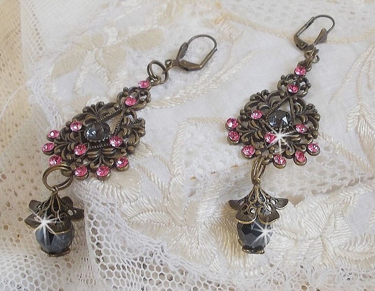 BO Irresistible Love Collection med Swarovski-krystaller monteret p&aring; bronze filigran lysestager