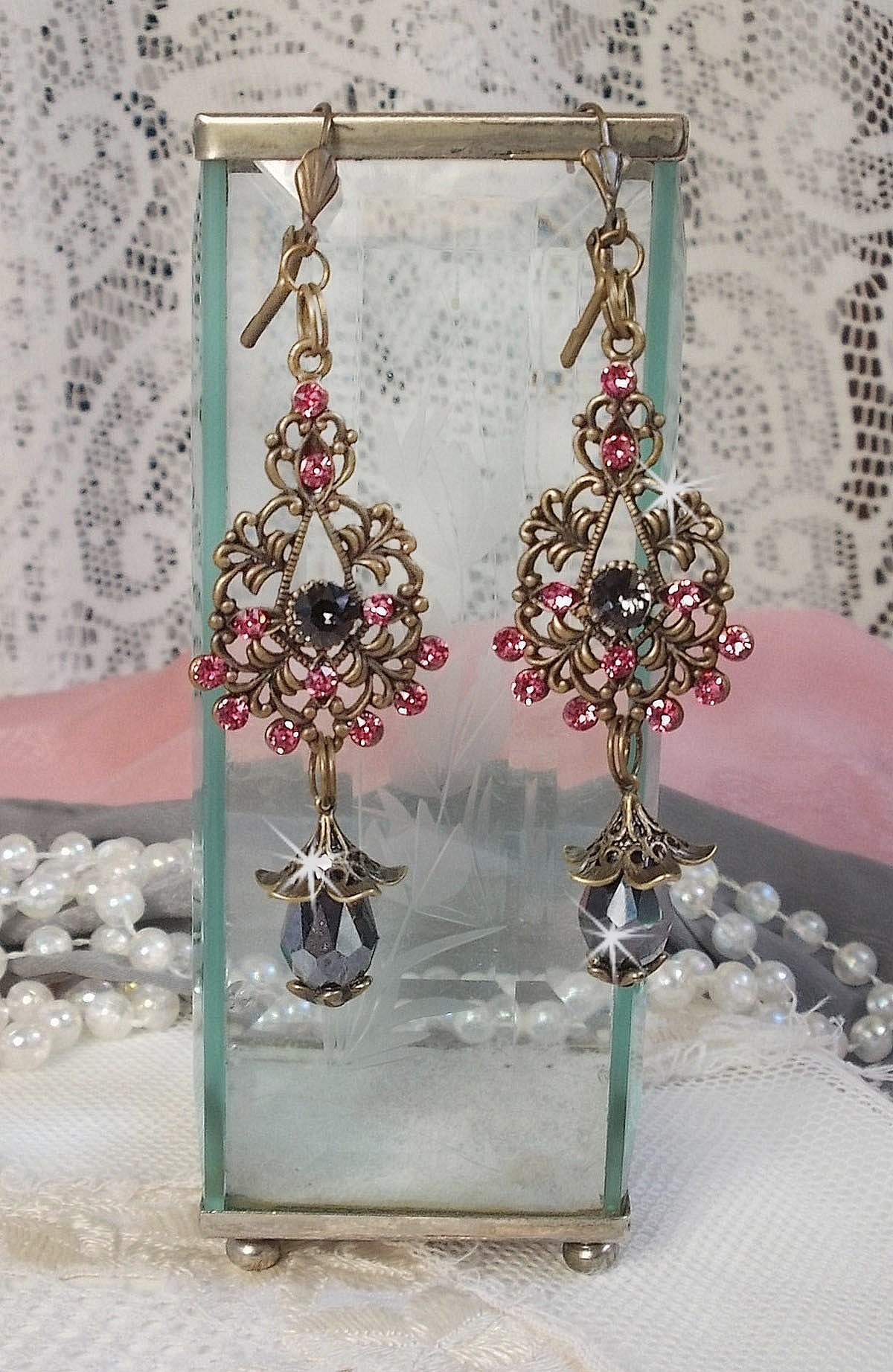 BO Irresistible Love Collection med Swarovski-krystaller monteret p&aring; bronze filigran lysestager