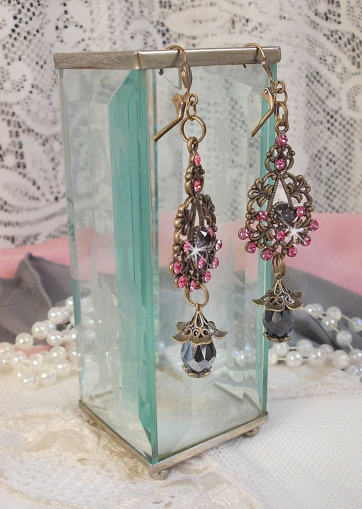 BO Irresistible Love Collection med Swarovski-krystaller monteret p&aring; bronze filigran lysestager