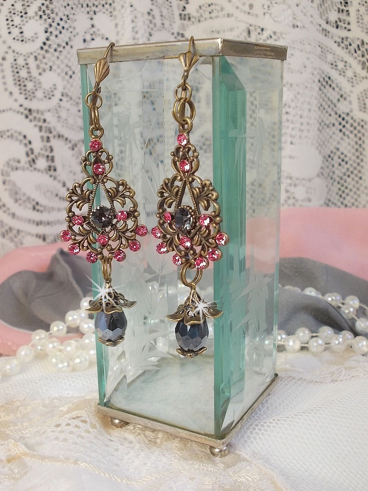 BO Irresistible Love Collection med Swarovski-krystaller monteret p&aring; bronze filigran lysestager