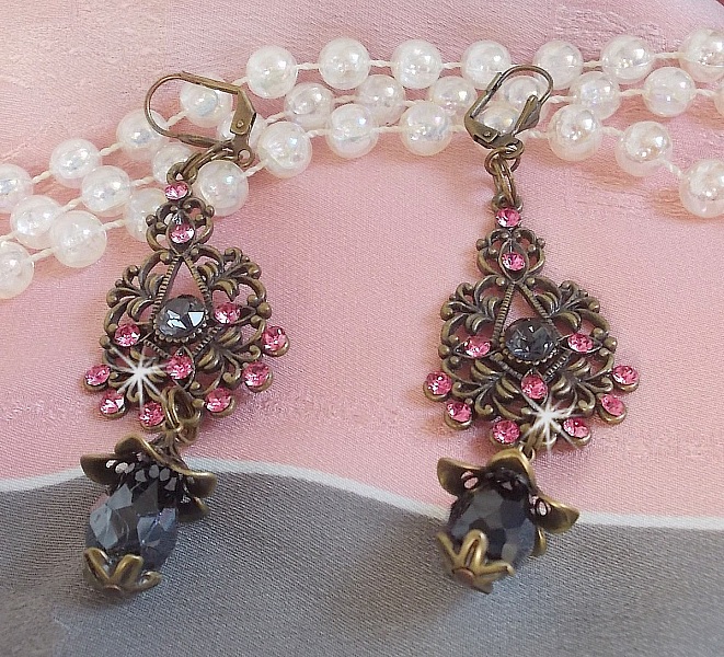 BO Irresistible Love Collection med Swarovski-krystaller monteret p&aring; bronze filigran lysestager