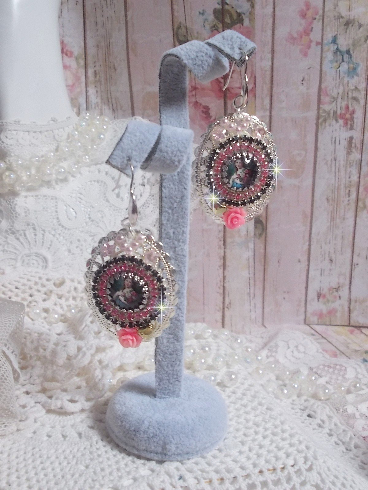 BO Jardin de Lumi&egrave;re et d&rsquo;argent mont&eacute;es avec un cabochon ovale repr&eacute;sentant une jeune femme avec des fleurs &agrave; laquelle s&rsquo;ajoute des zirconiums, perles, estampes avec crochets en Argent 925