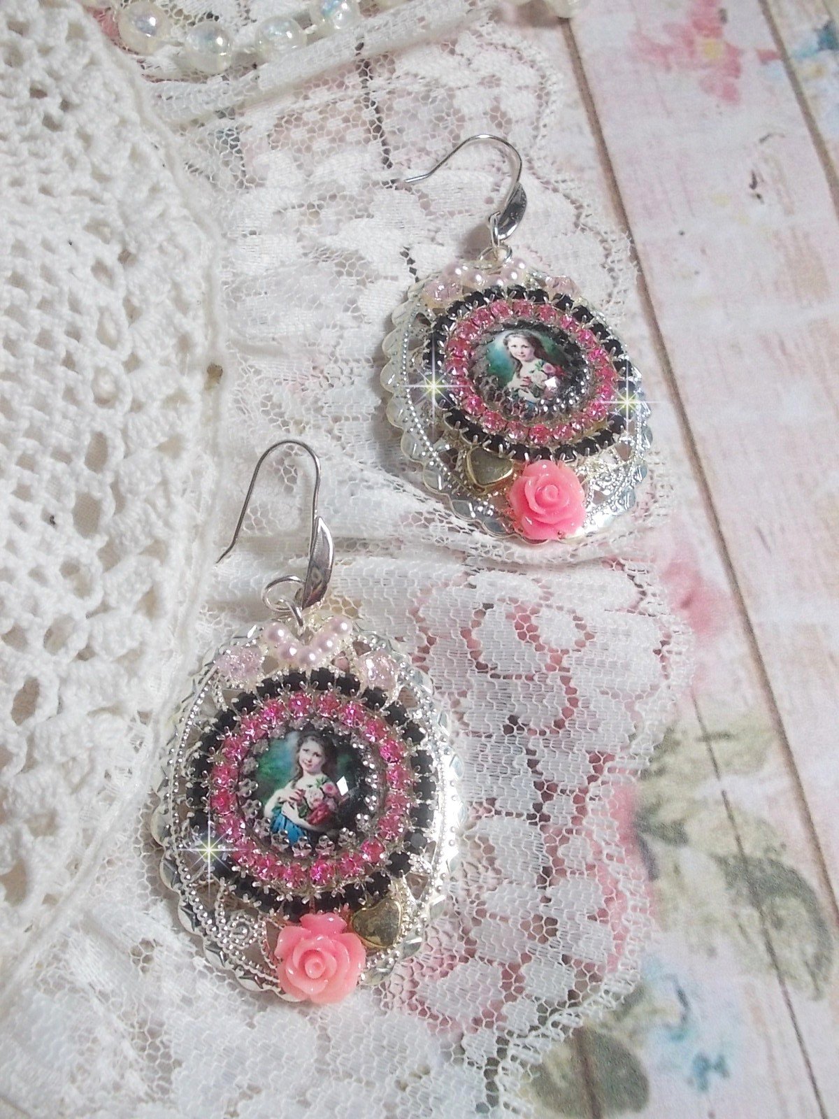 BO Jardin de Lumi&egrave;re et d&rsquo;argent mont&eacute;es avec un cabochon ovale repr&eacute;sentant une jeune femme avec des fleurs &agrave; laquelle s&rsquo;ajoute des zirconiums, perles, estampes avec crochets en Argent 925