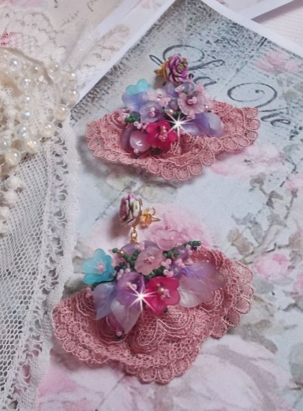 BO Jardin Po&eacute;tique brod&eacute;es sur une belle dentelle rose Antique avec des fleurs lucites et des rocailles