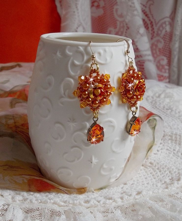 BO Lady in Orange broderet med Swarovski Tangerine krystaller, frøperler og boheme glasperler