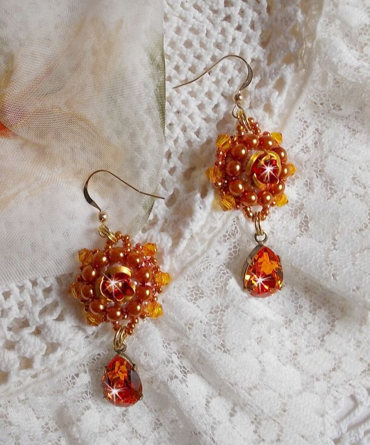 BO Lady in Orange broderet med Swarovski Tangerine krystaller, frøperler og boheme glasperler