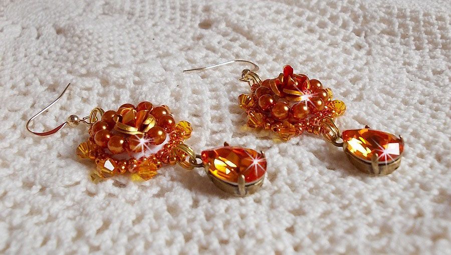 BO Lady in Orange broderet med Swarovski Tangerine krystaller, frøperler og boheme glasperler