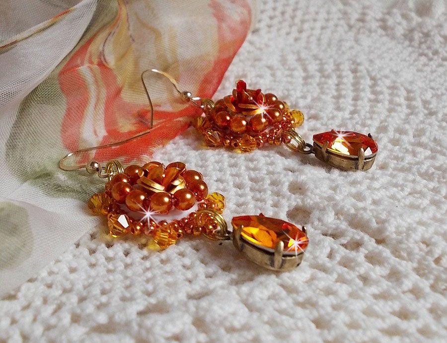 BO Lady in Orange broderet med Swarovski Tangerine krystaller, frøperler og boheme glasperler