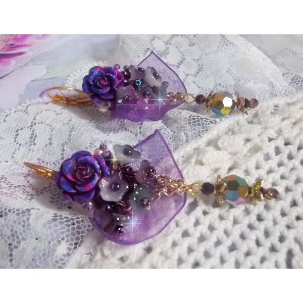 BO Lady Romantique broderet med klokkeblomster, rose cabochons, PureCrystal krystaller, forgyldt k&aelig;de og organzab&aring;nd