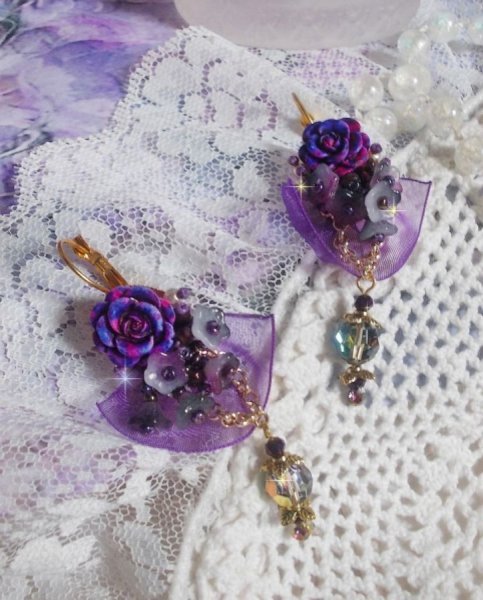 BO Lady Romantique broderet med klokkeblomster, rose cabochons, PureCrystal krystaller, forgyldt k&aelig;de og organzab&aring;nd