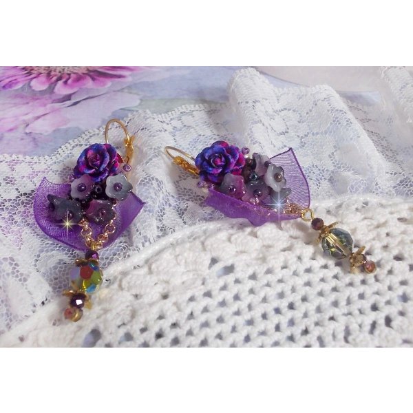 BO Lady Romantique broderet med klokkeblomster, rose cabochons, PureCrystal krystaller, forgyldt k&aelig;de og organzab&aring;nd