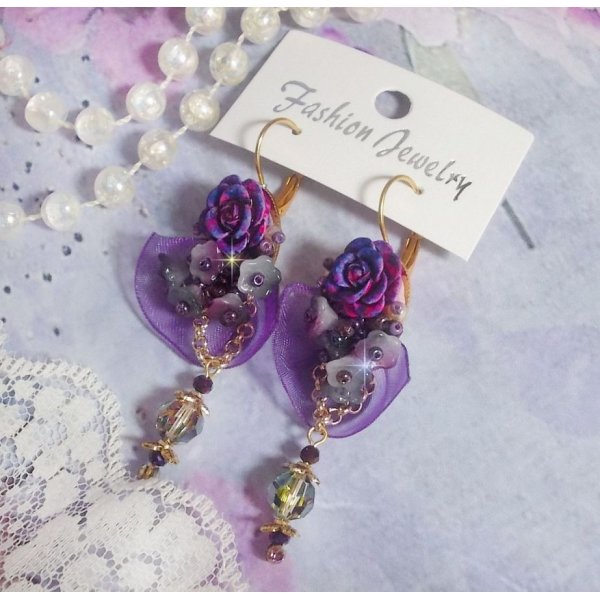 BO Lady Romantique broderet med klokkeblomster, rose cabochons, PureCrystal krystaller, forgyldt k&aelig;de og organzab&aring;nd