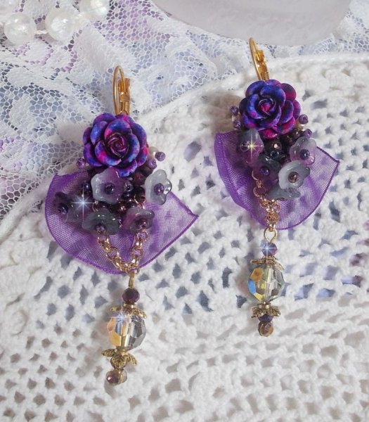 BO Lady Romantique broderet med klokkeblomster, rose cabochons, PureCrystal krystaller, forgyldt k&aelig;de og organzab&aring;nd